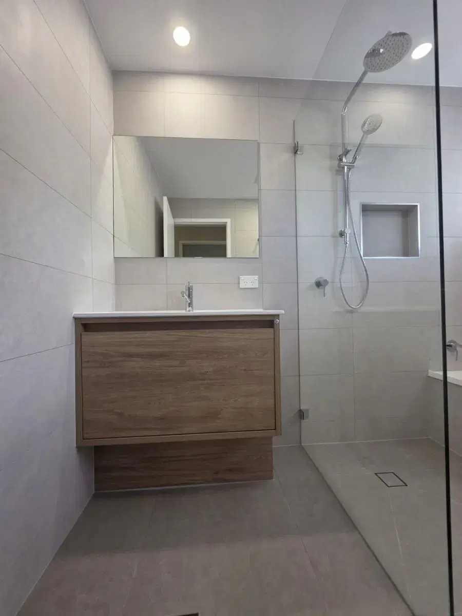 Brookfield bathroom vanity, shower and recessed niche