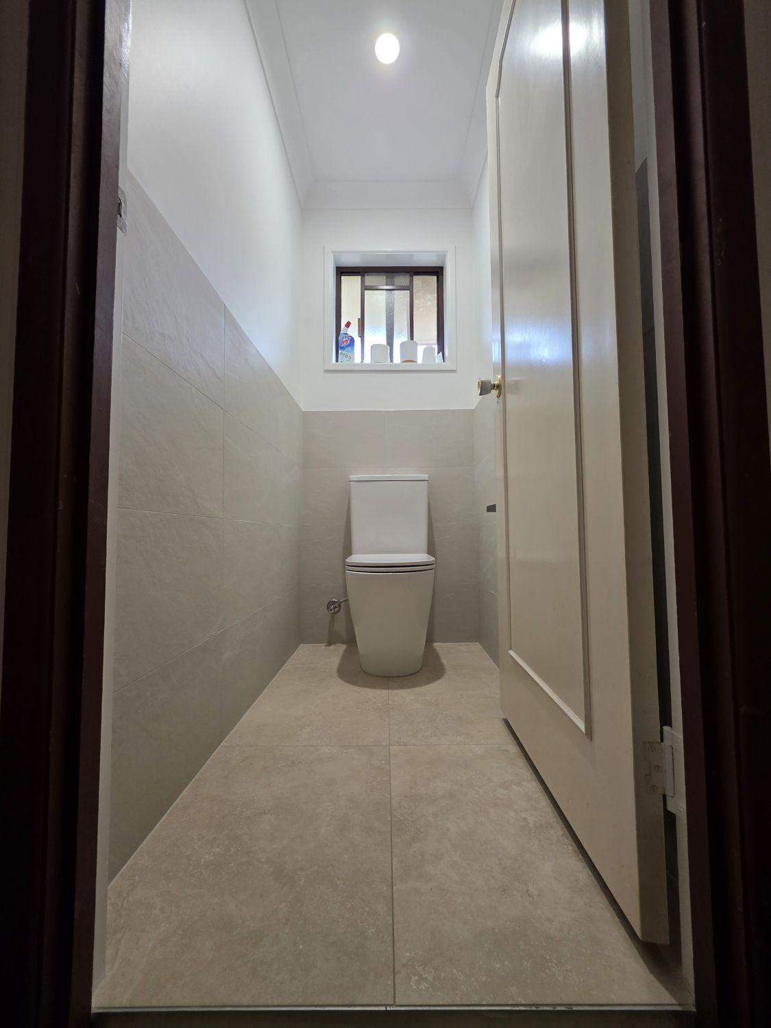 Wishart separate toilet after renovation with stone-look tile and modern suite
