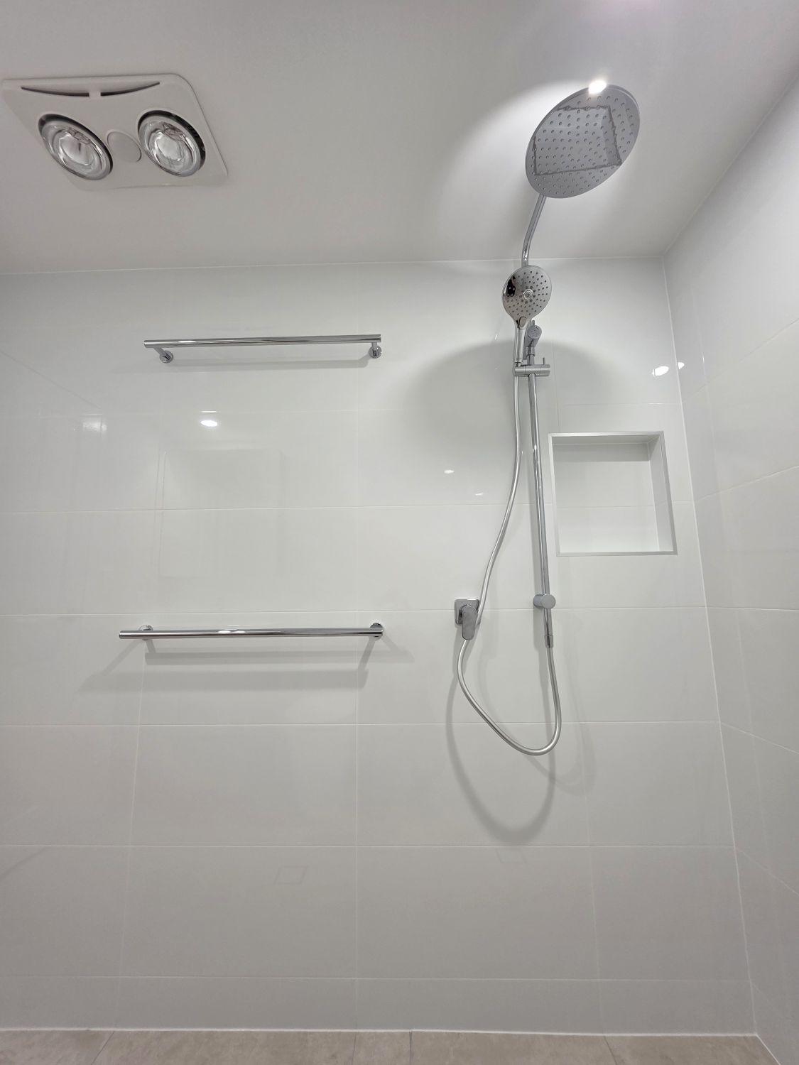 Rain shower, hand shower and recessed niche in the Taringa bathroom